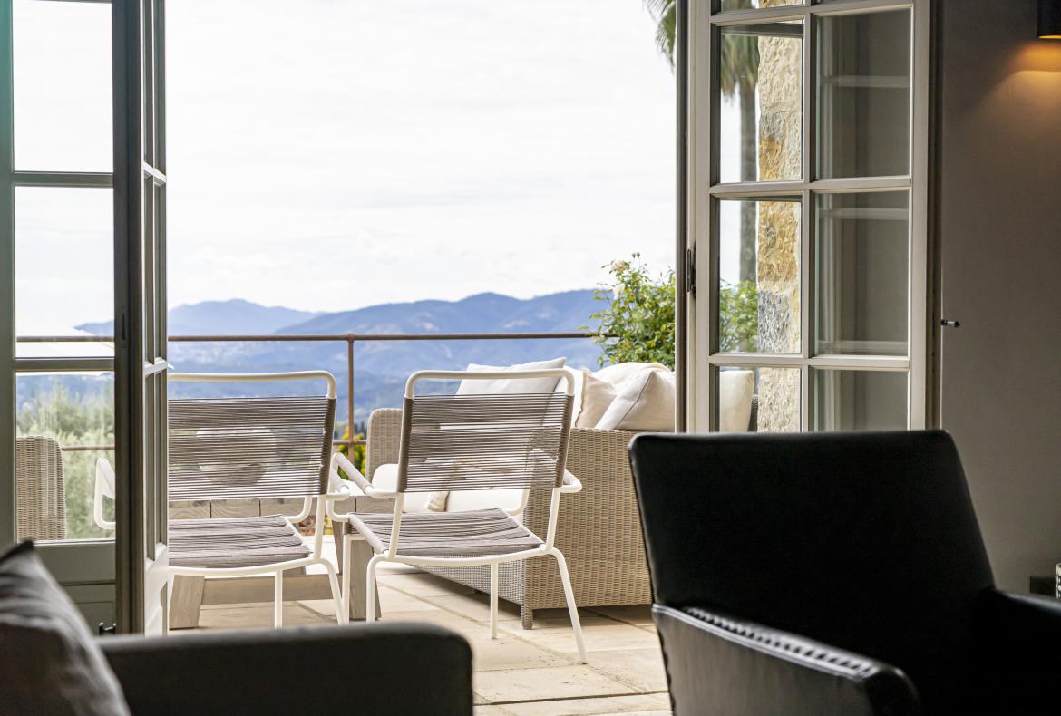 Luxury 4 bedroom holiday villa with private pool in Cote d'Azur France (PV3026)