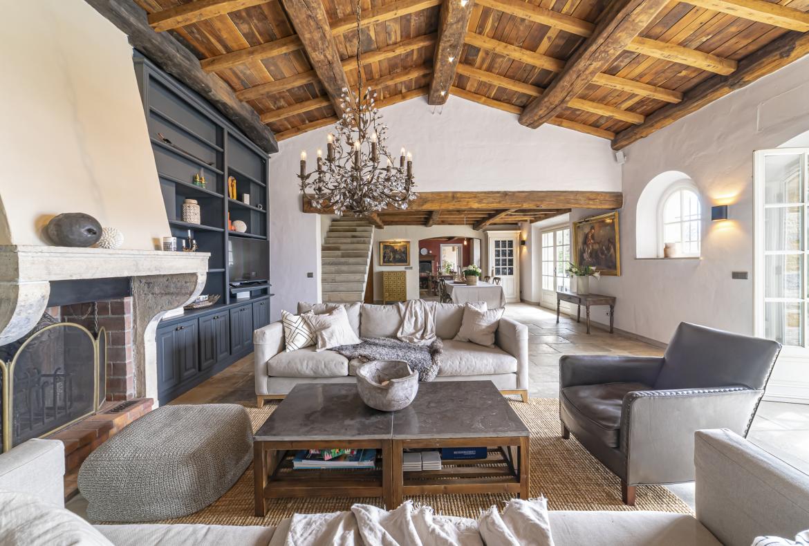 Luxury 4 bedroom holiday villa with private pool in Cote d'Azur France (PV3026)