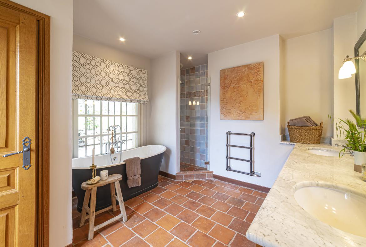 Luxury 4 bedroom holiday villa with private pool in Cote d'Azur France (PV3026)