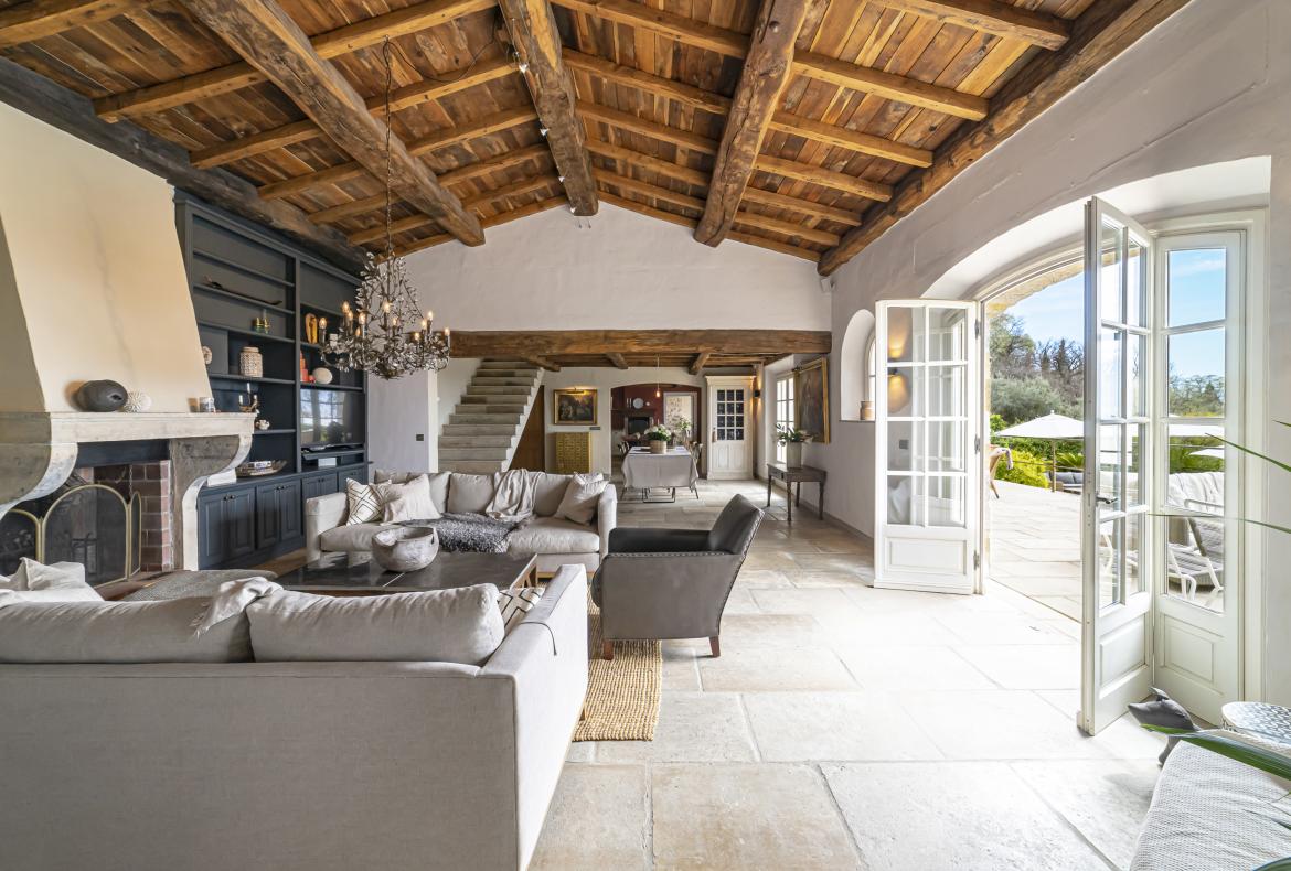 Luxury 4 bedroom holiday villa with private pool in Cote d'Azur France (PV3026)