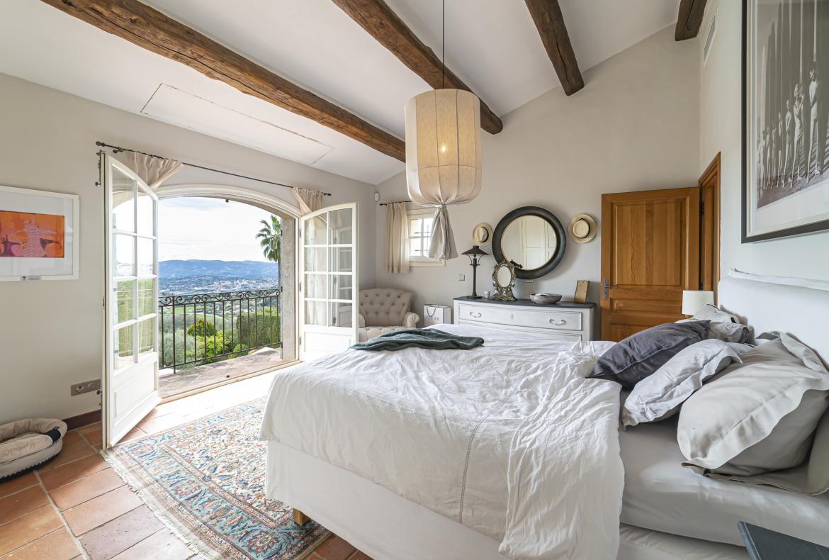 Luxury 4 bedroom holiday villa with private pool in Cote d'Azur France (PV3026)