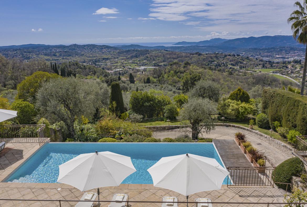 Luxury 4 bedroom holiday villa with private pool in Cote d'Azur France (PV3026)