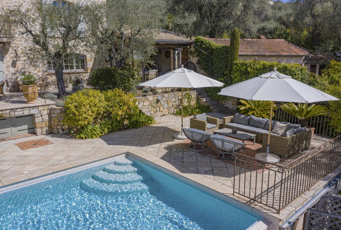 Luxury 4 bedroom holiday villa with private pool in Cote d'Azur France (PV3026)