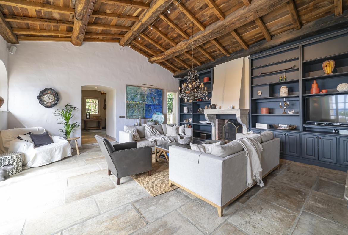 Luxury 4 bedroom holiday villa with private pool in Cote d'Azur France (PV3026)