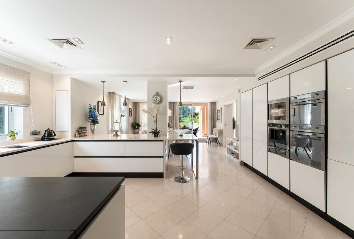 Luxury 6 bedroom holiday villa with private pool in Algarve Portugal (PV3027)