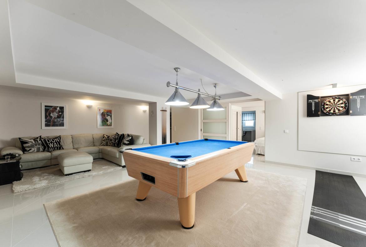 Luxury 6 bedroom holiday villa with private pool in Algarve Portugal (PV3027)