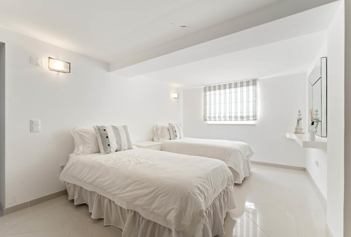 Luxury 6 bedroom holiday villa with private pool in Algarve Portugal (PV3027)