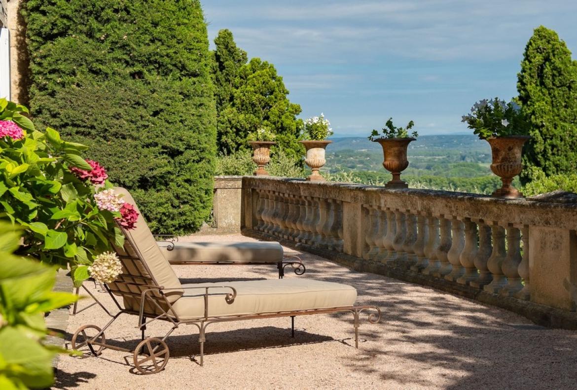 Magnificent XVIth century château. Saltwater pool. Walking distance to shops etc. 6 bedrooms to sleep 12 guests (UZES118GN)