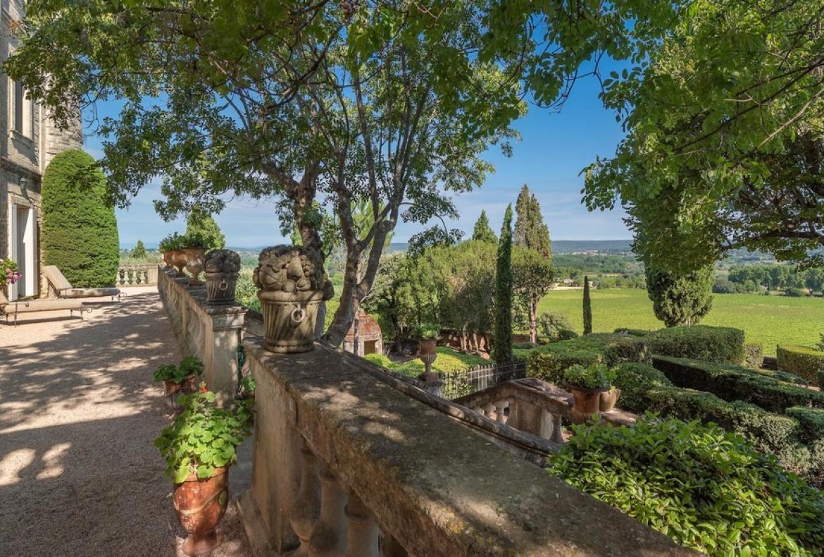 Magnificent XVIth century château. Saltwater pool. Walking distance to shops etc. 6 bedrooms to sleep 12 guests (UZES118GN)