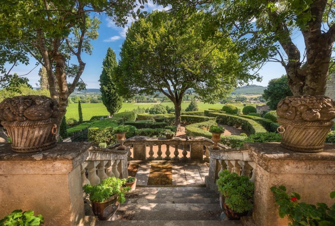 Magnificent XVIth century château. Saltwater pool. Walking distance to shops etc. 6 bedrooms to sleep 12 guests (UZES118GN)