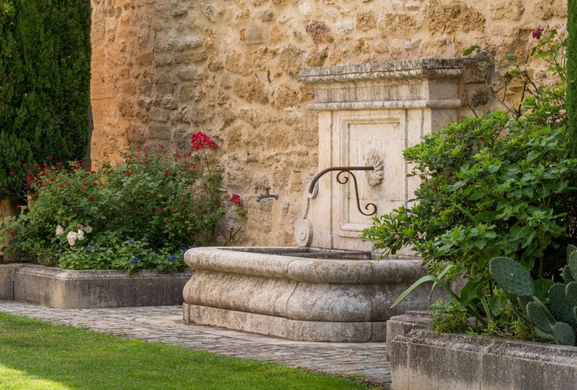 Magnificent XVIth century château. Saltwater pool. Walking distance to shops etc. 6 bedrooms to sleep 12 guests (UZES118GN)