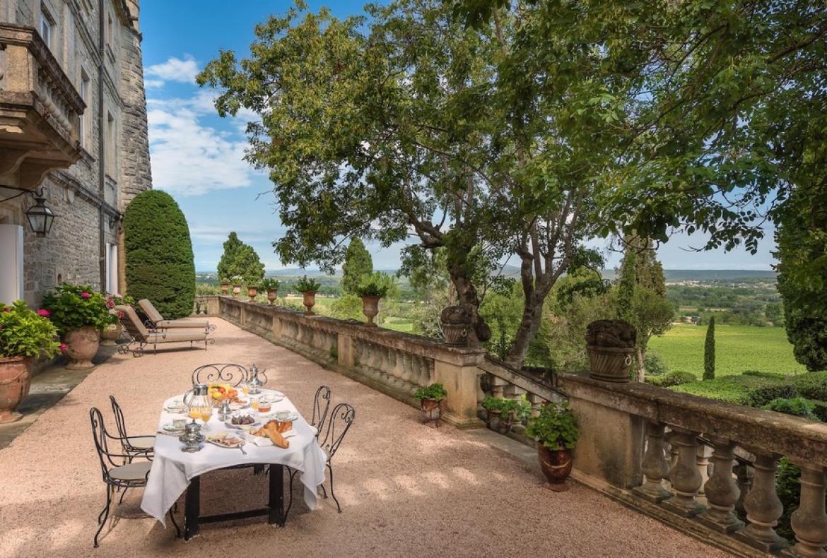Magnificent XVIth century château. Saltwater pool. Walking distance to shops etc. 6 bedrooms to sleep 12 guests (UZES118GN)