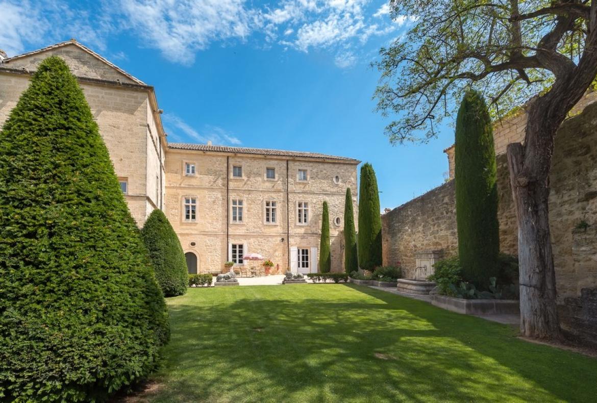Magnificent XVIth century château. Saltwater pool. Walking distance to shops etc. 6 bedrooms to sleep 12 guests (UZES118GN)