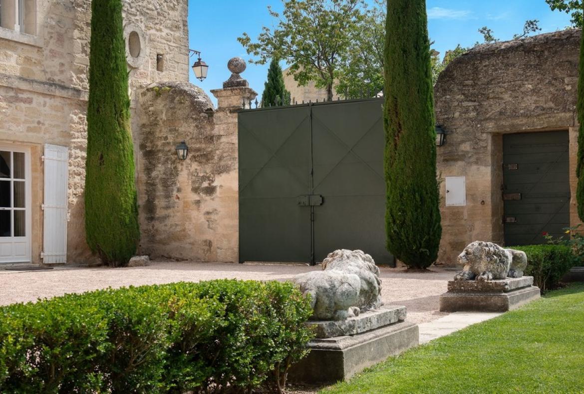 Magnificent XVIth century château. Saltwater pool. Walking distance to shops etc. 6 bedrooms to sleep 12 guests (UZES118GN)