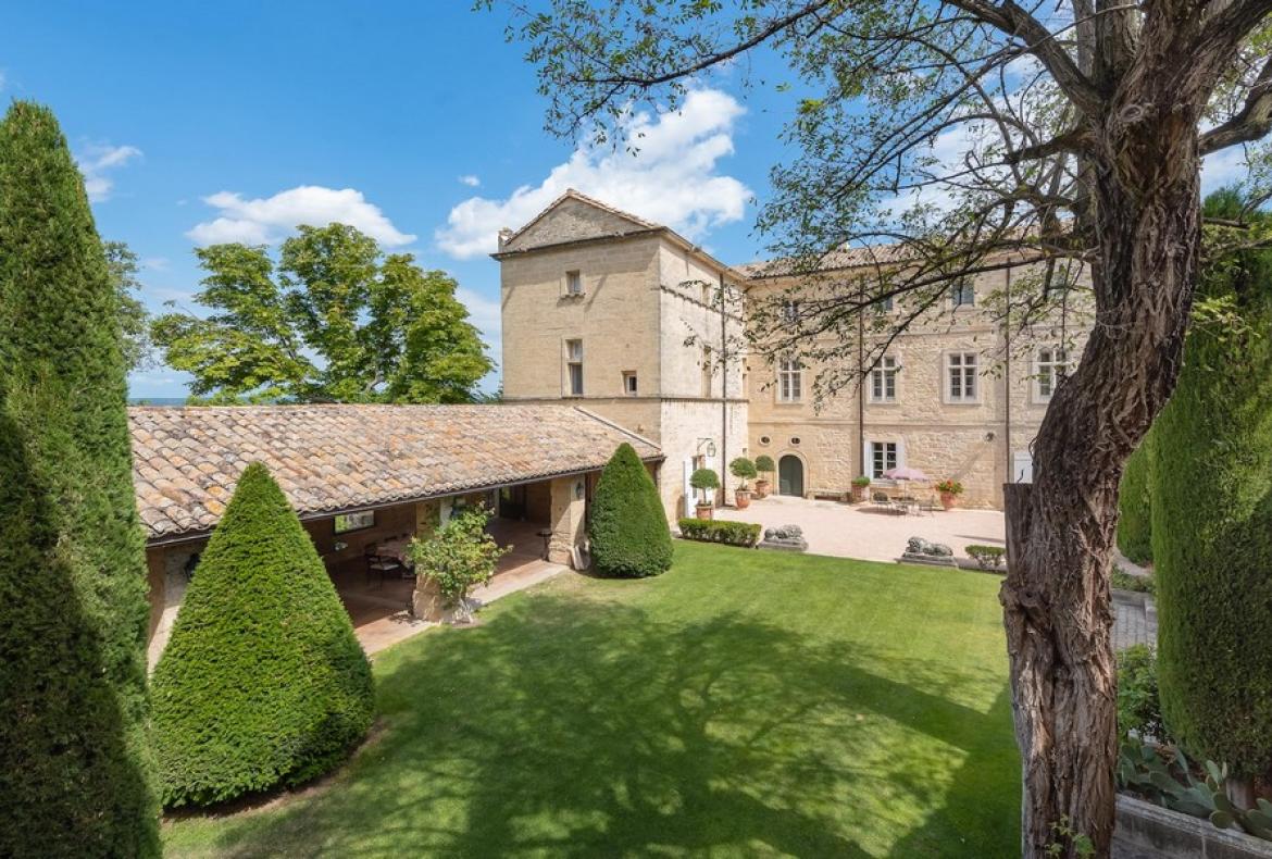 Magnificent XVIth century château. Saltwater pool. Walking distance to shops etc. 6 bedrooms to sleep 12 guests (UZES118GN)