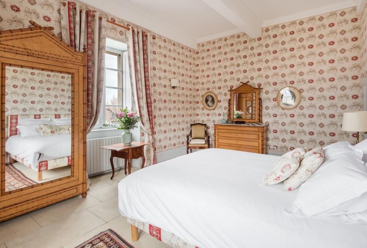 Magnificent XVIth century château. Saltwater pool. Walking distance to shops etc. 6 bedrooms to sleep 12 guests (UZES118GN)