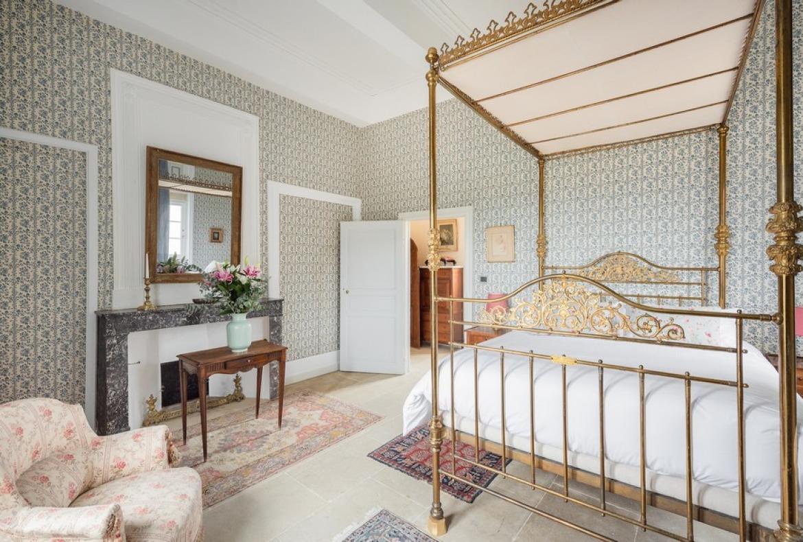 Magnificent XVIth century château. Saltwater pool. Walking distance to shops etc. 6 bedrooms to sleep 12 guests (UZES118GN)