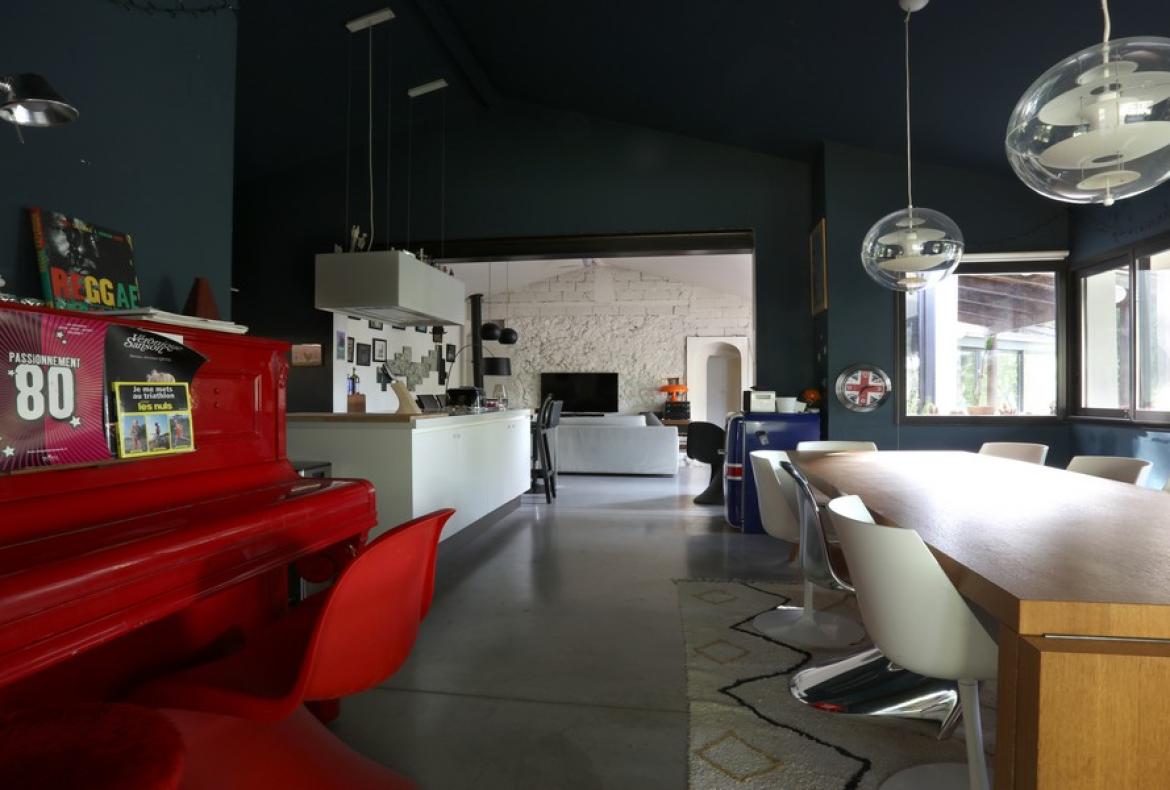 Contemporary villa with exotic garden, pool and jacuzzi. 5 bedrooms to sleep 11 (MONT194GN)