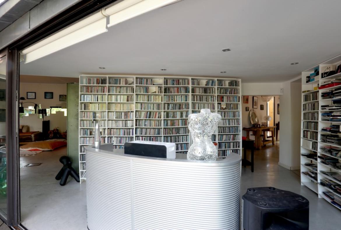 Contemporary villa with exotic garden, pool and jacuzzi. 5 bedrooms to sleep 11 (MONT194GN)