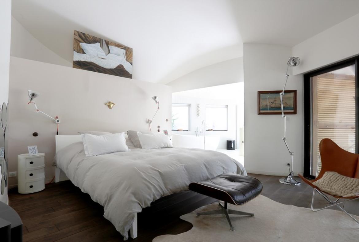 Contemporary villa with exotic garden, pool and jacuzzi. 5 bedrooms to sleep 11 (MONT194GN)