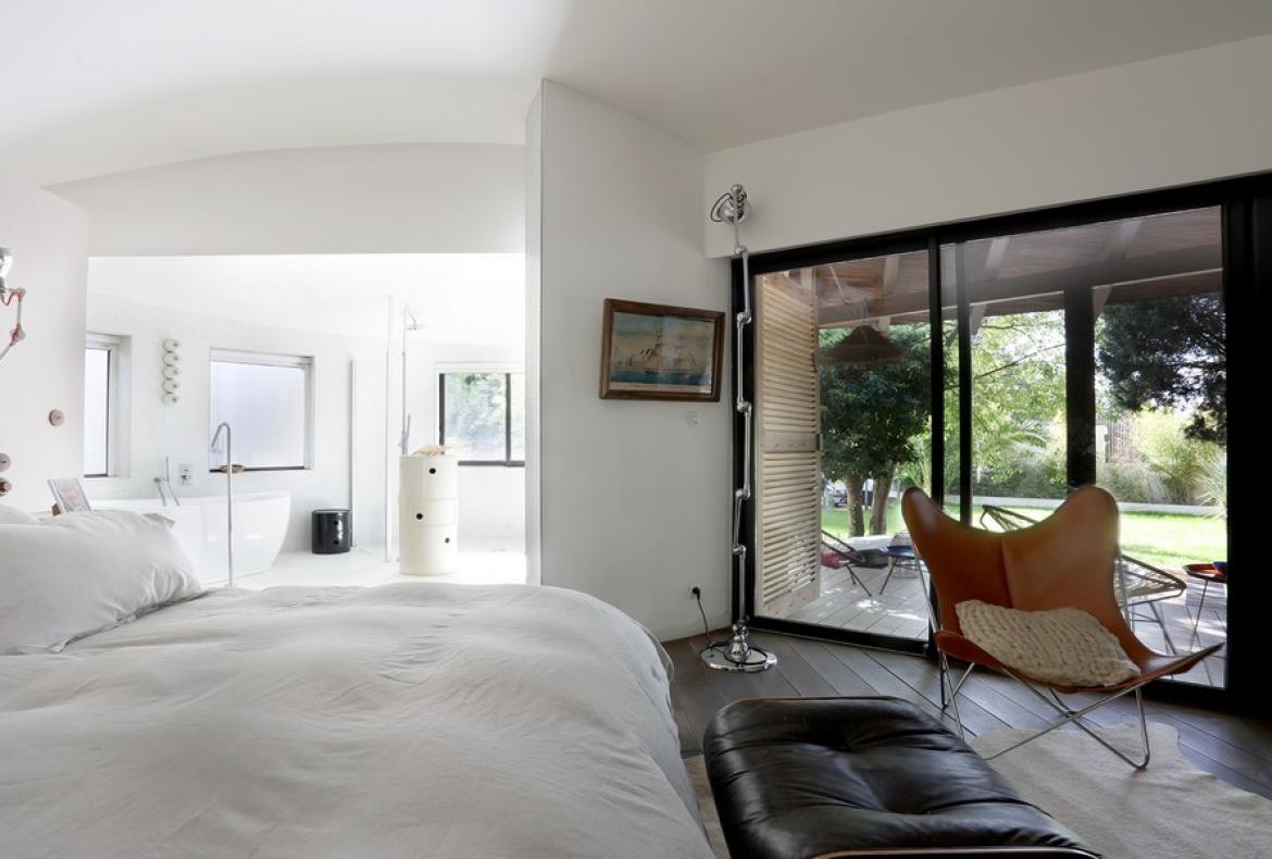 Contemporary villa with exotic garden, pool and jacuzzi. 5 bedrooms to sleep 11 (MONT194GN)