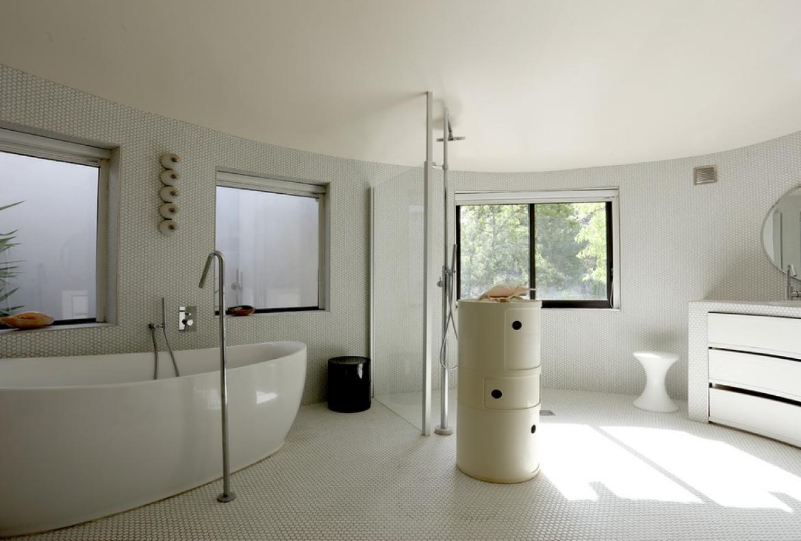 Contemporary villa with exotic garden, pool and jacuzzi. 5 bedrooms to sleep 11 (MONT194GN)