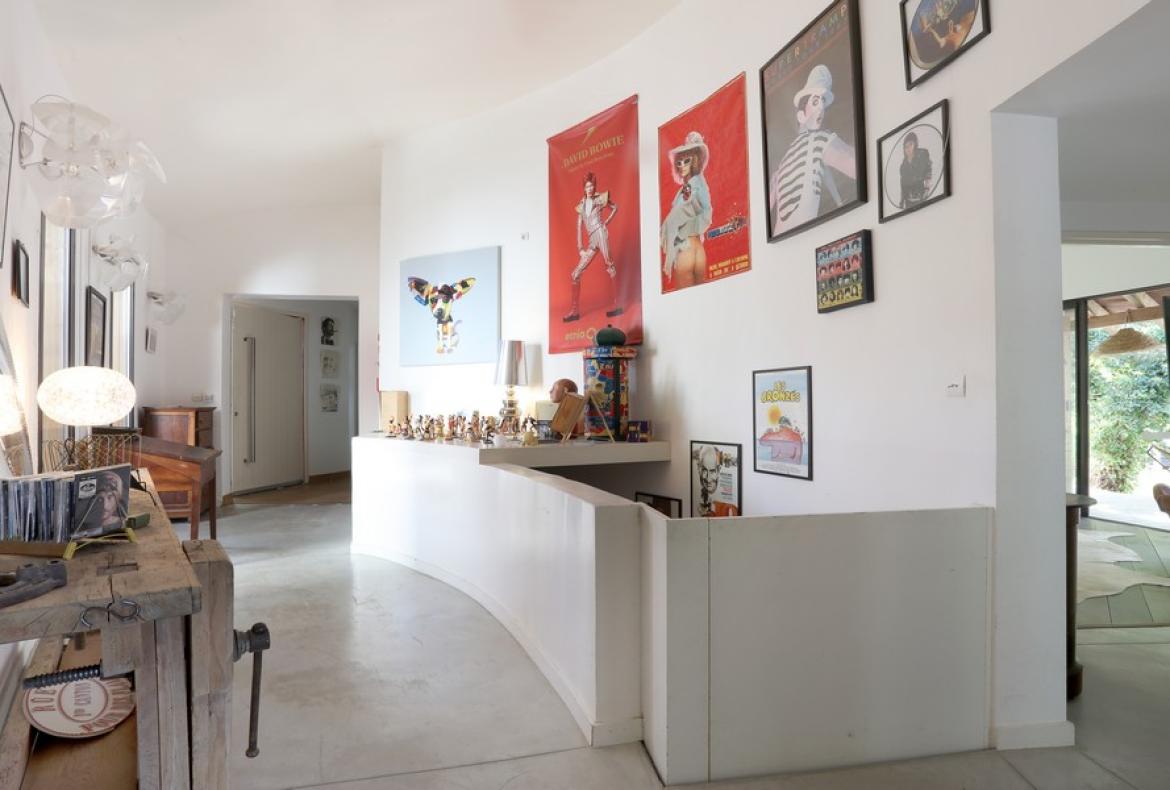 Contemporary villa with exotic garden, pool and jacuzzi. 5 bedrooms to sleep 11 (MONT194GN)