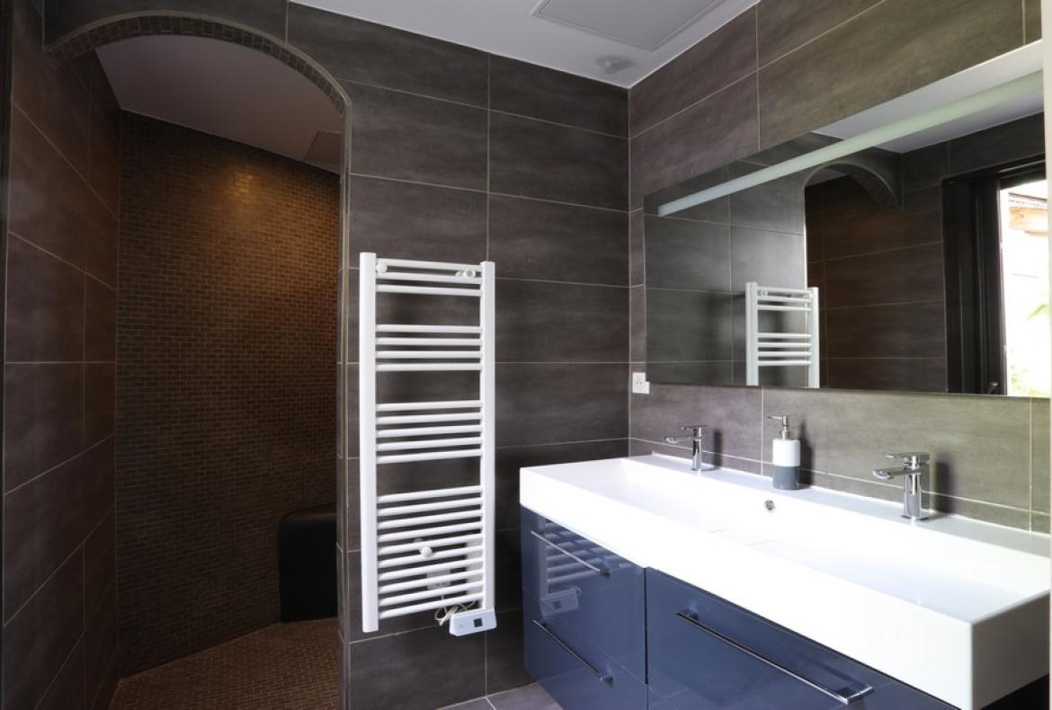 Contemporary villa with exotic garden, pool and jacuzzi. 5 bedrooms to sleep 11 (MONT194GN)