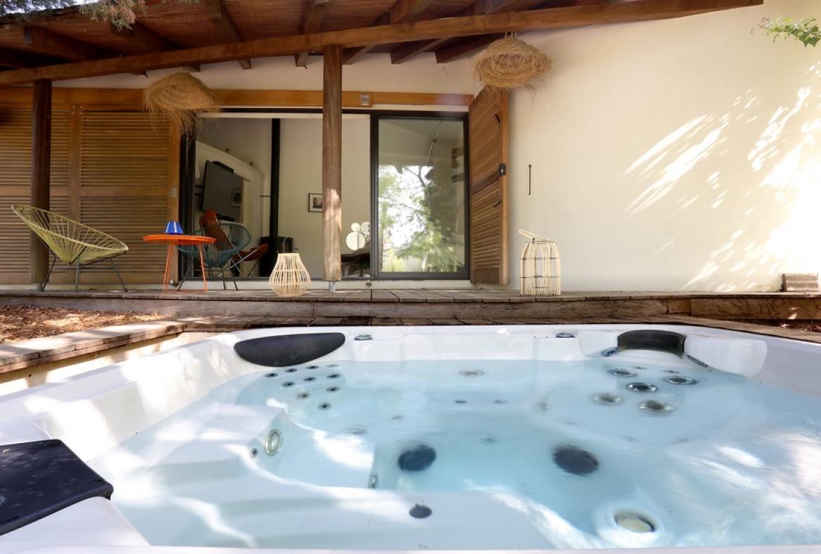 Contemporary villa with exotic garden, pool and jacuzzi. 5 bedrooms to sleep 11 (MONT194GN)