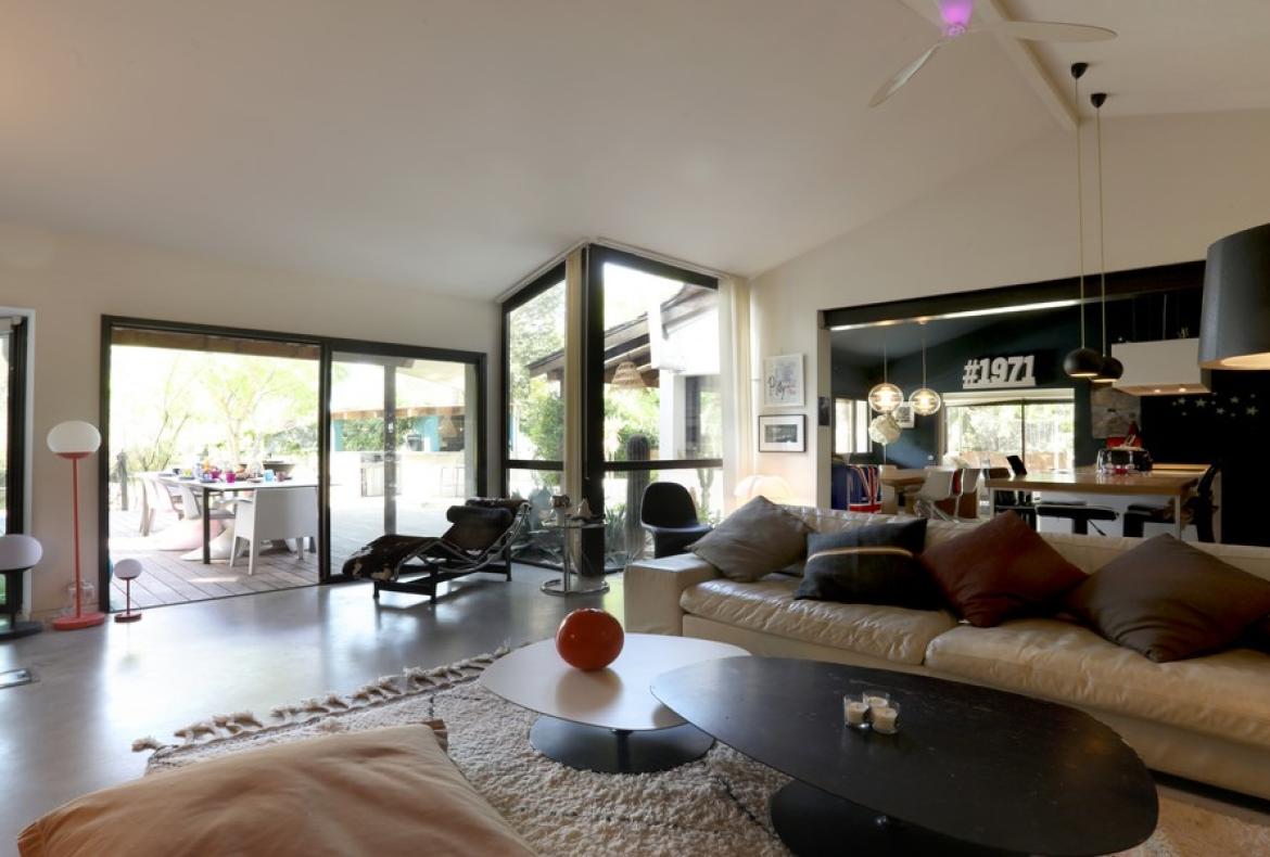 Contemporary villa with exotic garden, pool and jacuzzi. 5 bedrooms to sleep 11 (MONT194GN)