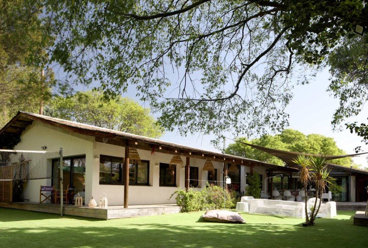 Contemporary villa with exotic garden, pool and jacuzzi. 5 bedrooms to sleep 11 (MONT194GN)