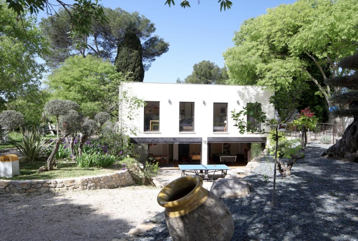 Contemporary villa with exotic garden, pool and jacuzzi. 5 bedrooms to sleep 11 (MONT194GN)