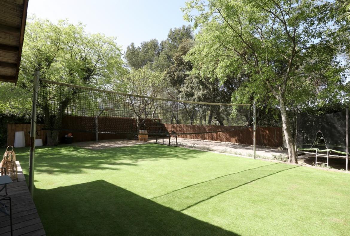 Contemporary villa with exotic garden, pool and jacuzzi. 5 bedrooms to sleep 11 (MONT194GN)