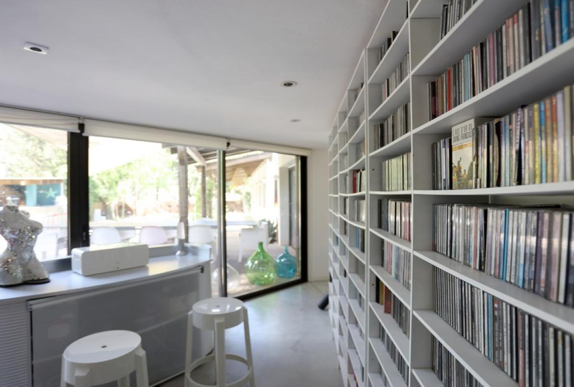 Contemporary villa with exotic garden, pool and jacuzzi. 5 bedrooms to sleep 11 (MONT194GN)