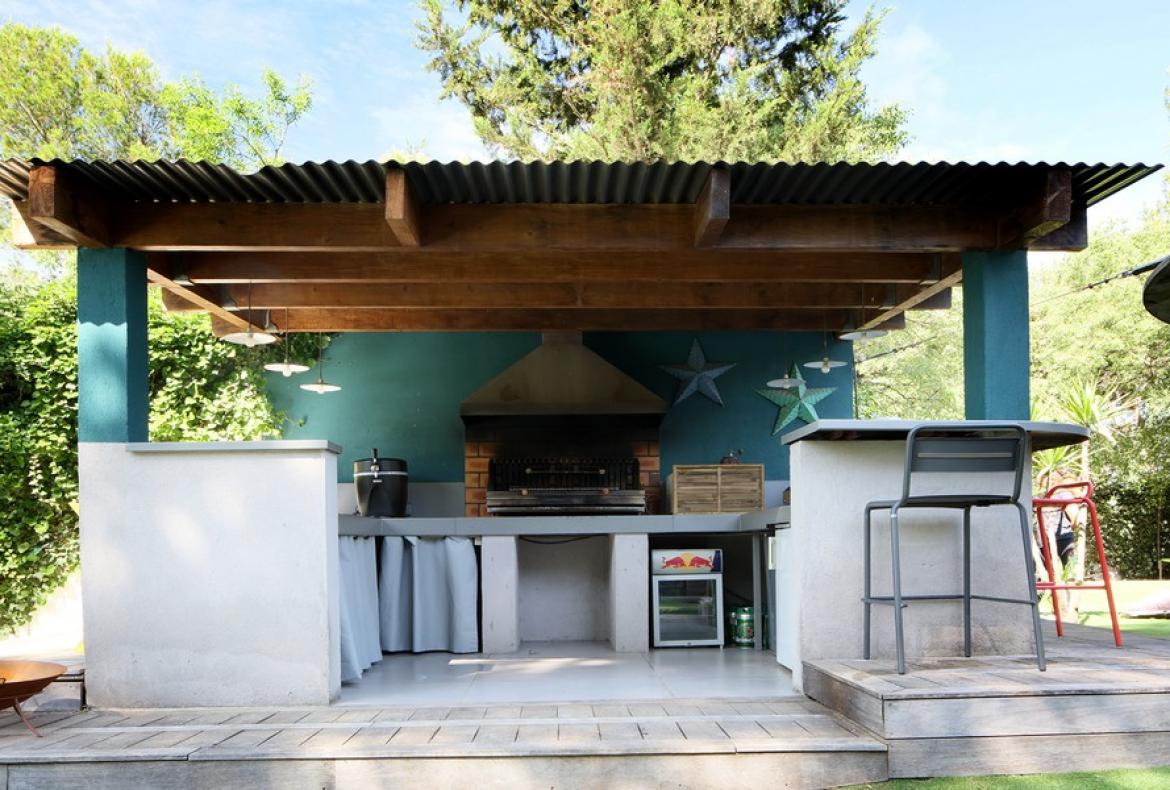 Contemporary villa with exotic garden, pool and jacuzzi. 5 bedrooms to sleep 11 (MONT194GN)
