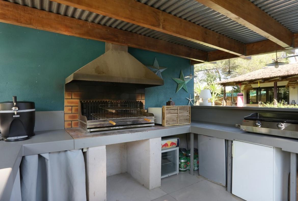 Contemporary villa with exotic garden, pool and jacuzzi. 5 bedrooms to sleep 11 (MONT194GN)