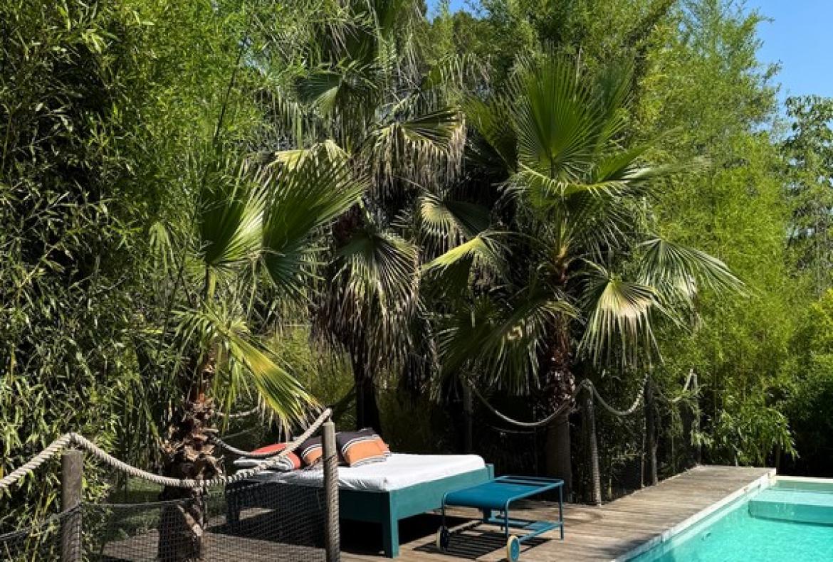 Contemporary villa with exotic garden, pool and jacuzzi. 5 bedrooms to sleep 11 (MONT194GN)