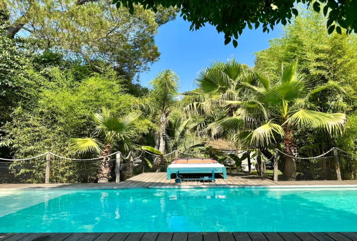 Contemporary villa with exotic garden, pool and jacuzzi. 5 bedrooms to sleep 11 (MONT194GN)