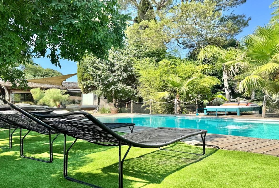 Contemporary villa with exotic garden, pool and jacuzzi. 5 bedrooms to sleep 11 (MONT194GN)