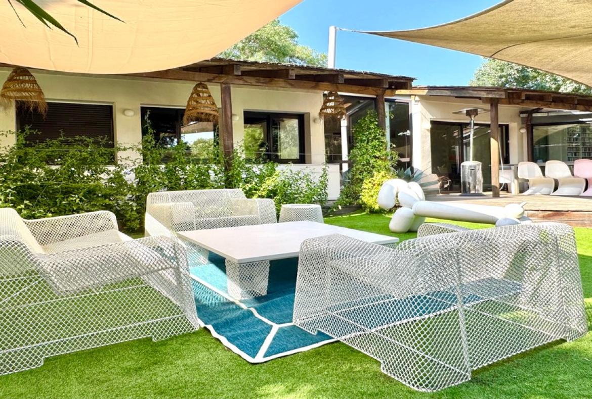 Contemporary villa with exotic garden, pool and jacuzzi. 5 bedrooms to sleep 11 (MONT194GN)