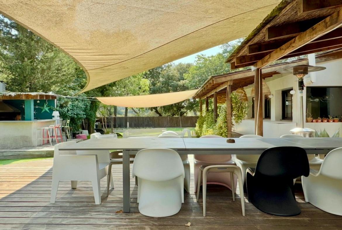 Contemporary villa with exotic garden, pool and jacuzzi. 5 bedrooms to sleep 11 (MONT194GN)