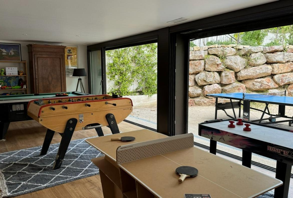 Contemporary villa with exotic garden, pool and jacuzzi. 5 bedrooms to sleep 11 (MONT194GN)