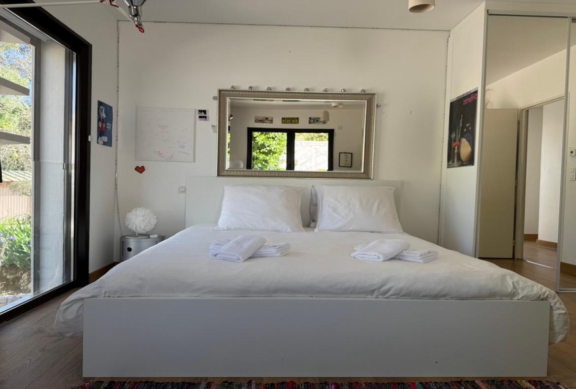 Contemporary villa with exotic garden, pool and jacuzzi. 5 bedrooms to sleep 11 (MONT194GN)