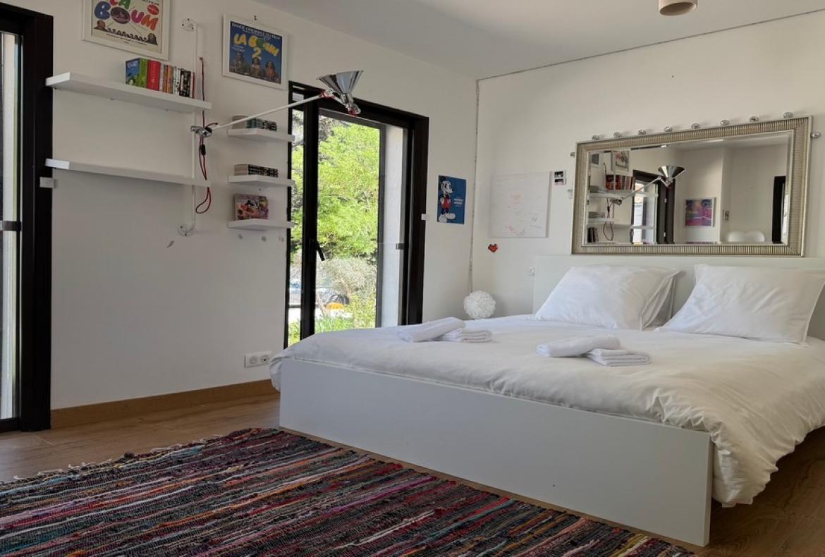 Contemporary villa with exotic garden, pool and jacuzzi. 5 bedrooms to sleep 11 (MONT194GN)