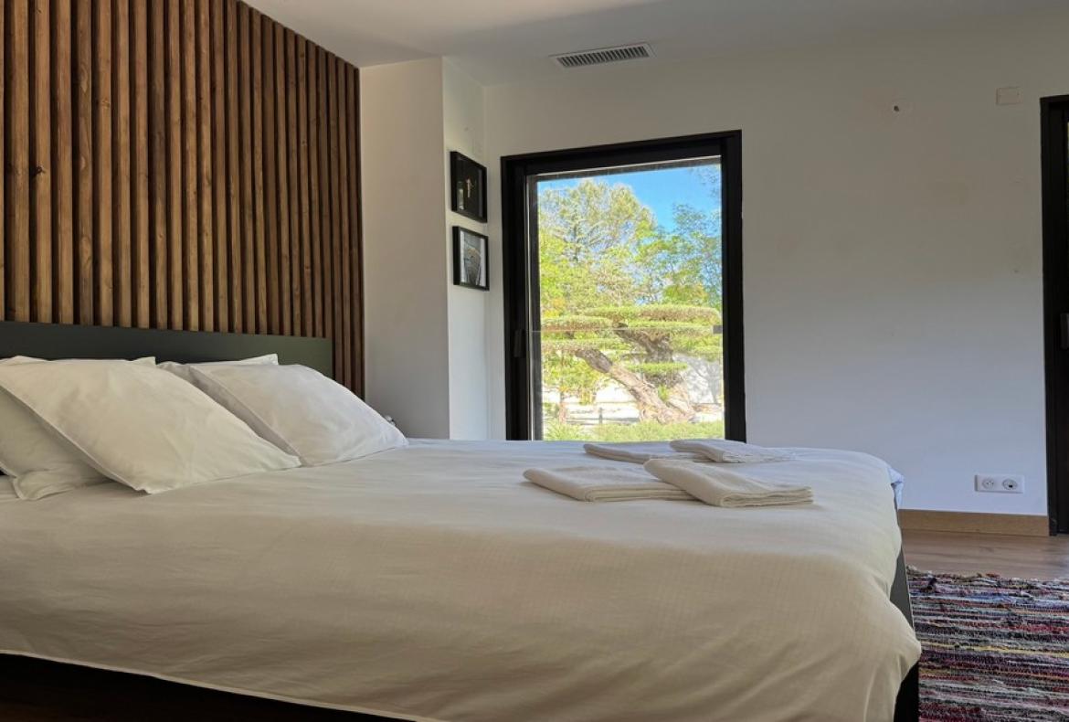 Contemporary villa with exotic garden, pool and jacuzzi. 5 bedrooms to sleep 11 (MONT194GN)