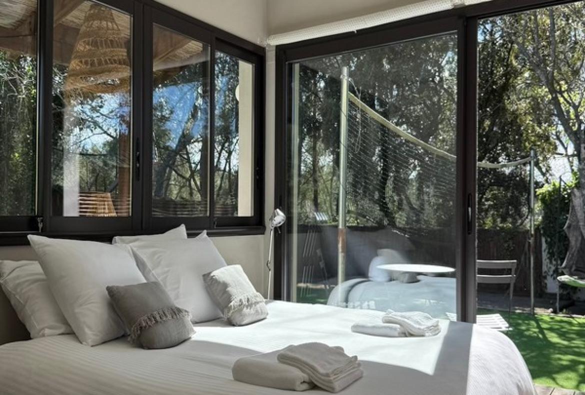Contemporary villa with exotic garden, pool and jacuzzi. 5 bedrooms to sleep 11 (MONT194GN)
