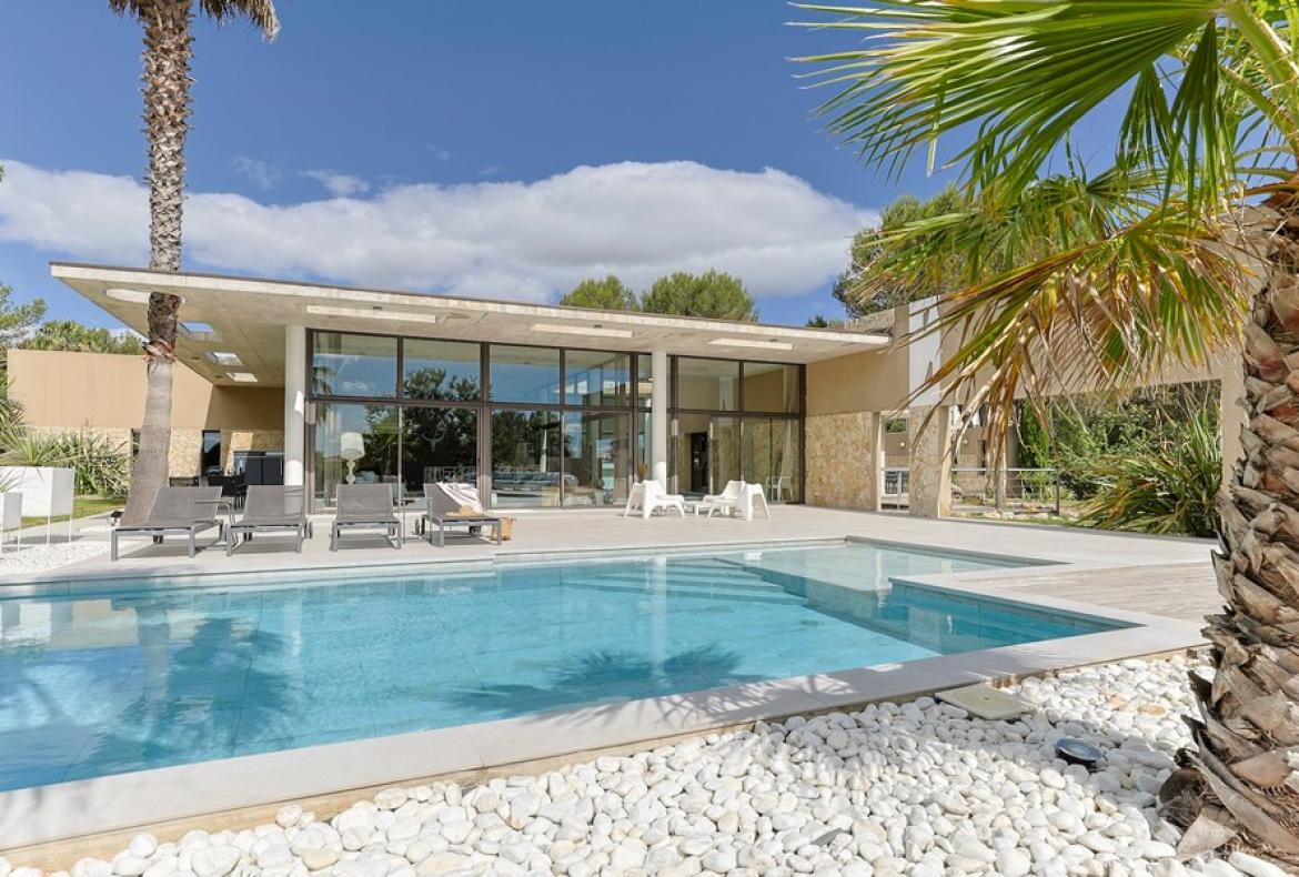 Luxury Villa with Indoor & Outdoor Pools near Montpellier. 6 bedrooms to sleep 12 (MONT193GN)