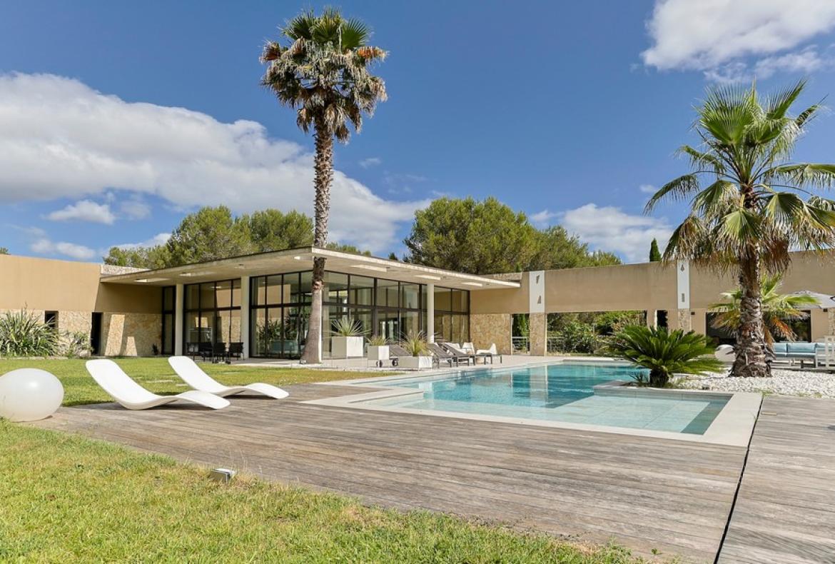 Luxury Villa with Indoor & Outdoor Pools near Montpellier. 6 bedrooms to sleep 12 (MONT193GN)