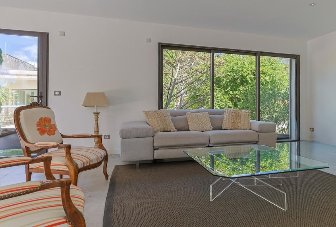 Luxury Villa with Indoor & Outdoor Pools near Montpellier. 6 bedrooms to sleep 12 (MONT193GN)