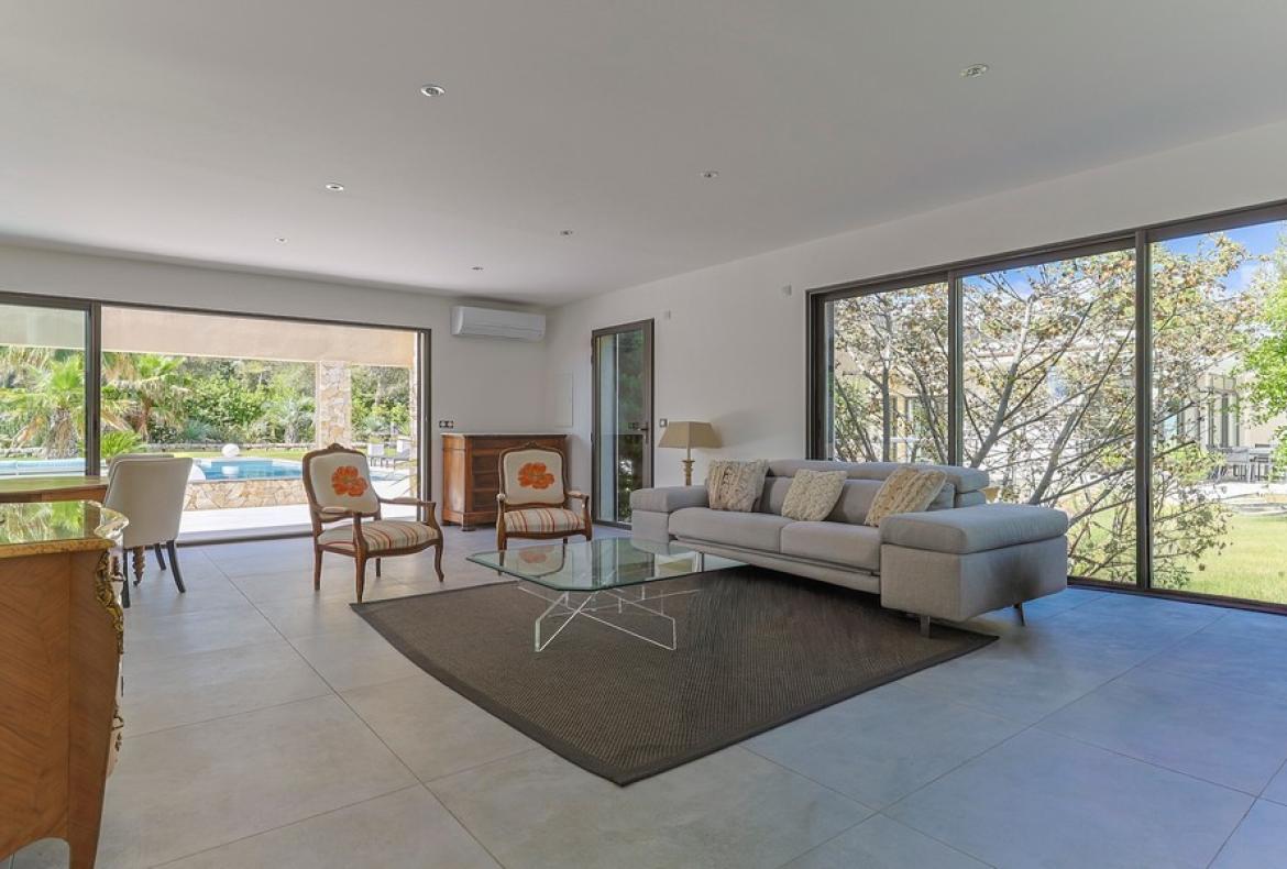 Luxury Villa with Indoor & Outdoor Pools near Montpellier. 6 bedrooms to sleep 12 (MONT193GN)